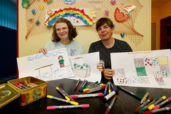 Mit Filzstift, Knete und Lego: Junge Leute gestalten ihre Ideen für Hohenstein-Ernstthal - Marianne Oedemann (links) und Iris Schäfer bei der Ideenwerkstatt zum Bürgerhaushalt.