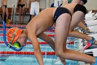 Mit Flosse vom Startblock - 4. Mitteldeutscher Cup im Finswimming.