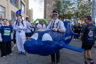 Mit Flugzeug oder Tram – So kreativ waren die Starter beim Chemnitzer Firmenlauf - Nico Herrmann startete mit einem Flugzeug. Damit musste er allerdings gehen statt laufen.