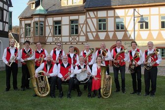 Mit Frau an der Tuba ins Jubiläumsjahr Seifersdorf - Die Seifersdorfer Blasmusikanten wollen am Samstagnachmittag ihr 75-jähriges Bestehen mit einem Gartenfest in der örtlichen Kleingartenanlage feiern. 