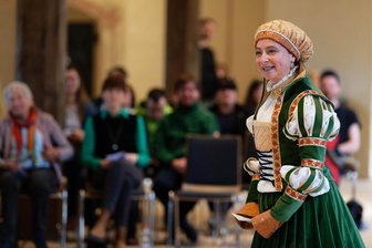 Mit Frauen geht es auf Schloss Rochlitz auf Zeitreise - und in der Innenstadt in die Gegenwart - Anke Halumbirek als Elisabeth von Rochlitz.