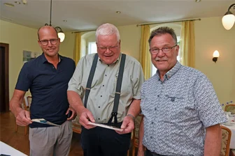 Mit Freiberger Schecke und Udo-Biervariation in den (Un-)Ruhestand - Udo Münch (r.) verabschiedet sich aus dem Berufsleben. Mit Professor Michael Eßlinger, ehemaliger Geschäftsführer des Brauhauses, und Frank Rehagel, Marketingchef (l.), erinnert er sich per Zeitdokumente an Augenblicke der Zusammenarbeit.