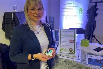 Mit Frequenzen den Körper heilen: Warum ein kleines Gerät bei der ersten Gesundheitsmesse in Limbach-Oberfrohna auf großes Interesse stößt - Theresa Wolf, Mitorganisatorin der ersten Gesundheitsmesse in Limbach-Oberfrohna, präsentierte den "Healy". Ein kleines Gerät, das mittels Frequenztherapie gesundheitliche Beschwerden verbessern soll.