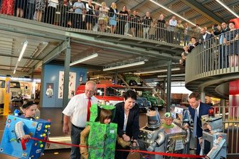 Mit Friedhelm in ein neues Zeitalter - Ministerpräsident Michael Kretschmer (r.), Bürgermeister Thomas Firmenich und seine Frau, die CDU-Landtagsabgeordnete Iris Firmenich, eröffneten mit sechs Friedhelm-Robotern die Zeit-Werk-Stadt.