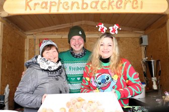 Mit frischen Klitschern und Pyramidenanschieben: So feiert die Region Flöha Advent - Beim Flöhaer Adventszauber boten Gabriela Neugebauer, Norman Härtig und Nicole Härtig (v. l.) unter anderem frische Quarkbällchen an.