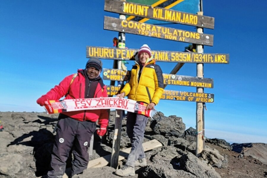Mit FSV-Schal auf dem Gipfel Afrikas - Andrea Herold und Bergführer Jackie halten auf dem Kilimandscharo den Schal in die Kamera. 