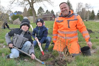 Mit fünf Bäumen fängt es an: Gemeinde im Erzgebirge übernimmt altes Bauerngut - Pflanzaktion im Bauerngarten: Jayden Grünler (l.), Paul Fugmann und Ronny Schmidt vom Bauhof.