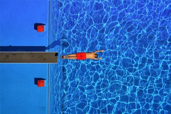 Mit fünf Bildern gesiegt: Olbernhauer ist „Deutscher Fotomeister“ - Mit einer Drohne hat Stefan Glaß den „Kopfsprung“ im Freibad Olbernhau aufgenommen. Dafür gab es eine weitere Auszeichnung.