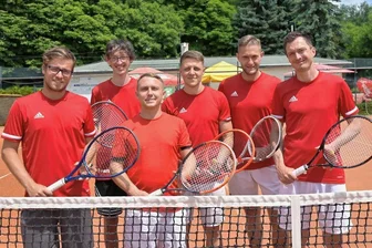 Mit fünf Siegen am Stück: Zwickauer Tennisspieler klopfen an Oberliga-Tür - Standen am Samstag beim 7:2-Heimspiel gegen den SV Dresden-Mitte II für die Spielgemeinschaft 1. TC Zwickau/TC Sachsenring am Netz: David Potuzak, Franz Weise, Christian Mehlhorn, Dominic Unger, Daniel Schilling und Marcus Zschiegner (von links nach rechts).