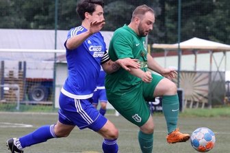 Mit Fünferpack in die nächste Runde - Der zweifache Mülsener Torschütze Steve Müller (rechts) behauptet den Ball gegen den Waldenburger Kapitän Marc Gerdemann. 
