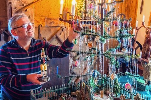 Mit Gänsefedern: Schönheider Museum zeigt ganz besonderen Weihnachtsbaum - Museumsleiter Andreas Schubert an dem Weihnachtsbaum, bei dem die Äste aus Gänsefedern sind. Der stammt aus dem Jahr 1925. 
