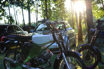 Mit ganz viel 2-Takt-Liebe: Aufregung vorm ersten Simson-Treffen „Moped Vibes“ in Naundorf - Jolina Stirl hat ihr Moped für das Event „Moped Vibes“ schon auf Hochglanz gebracht.