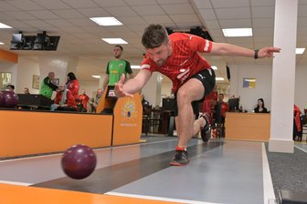 Mit ganz viel Anlauf: Kegler des TSV 90 Zwickau nehmen nächste Pokalhürde - Michael Ziegert brachte die Zwickauer am Samstag mit 646 umgeworfenen Kegeln auf die Siegerstraße. Sein Gegner aus Ettlingen verbuchte 520 Holz.