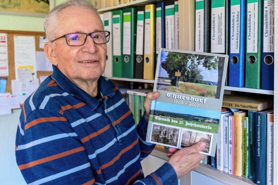 Mit ganzem Herzen für die Geschichte - Klaus Oehmig, Ortschronist von Chursdorf, ist Autor eines neuen Buches über den Ort. 