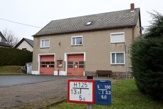 Mit Gebäudeverkauf verliert Feuerwehrverein sein Domizil - Die einst feuerroten Garagentore sind längst verblasst. Hier ist schon lange kein Löschfahrzeug mehr ausgerückt. Jetzt wird das alte Feuerwehrdepot in Reichenbach verkauft. 