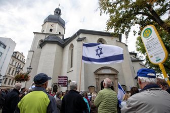 Mit Gebeten und mahnenden Worten: Vogtländer gedenken der Opfer des Hamas-Terrorangriffs in Israel - 150 Vogtländer bekundeten am Freitagabend an der Lutherkirche ihre Solidarität mit Israel.