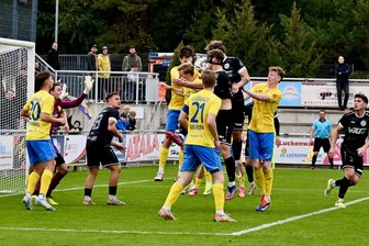 Mit gebrochener Nase: Tom Fischer köpft VFC Plauen zum dritten Sieg in Folge - Tom Fischer (mit Maske) war der Torschütze des VFC Plauen in Luckenwalde.