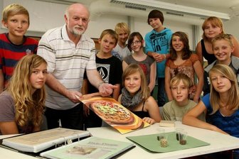 
              <p class="artikelinhalt">Bernd Feustel begeisterte die Siebtklässler des Lichtensteiner Gymnasiums für sein Projekt. Im Laufe des Schuljahres wollen die Mädchen und Jungen ein Kunstwerk anfertigen, das nur aus Kaffeebohnen besteht. Jeden Montagnachmittag werden sie daran arbeiten.</p>
            