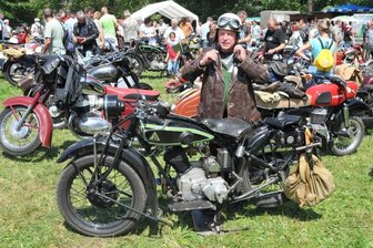 
              <p class="artikelinhalt">Walter Schirmer aus Freiberg war gestern mit seinem D-Rad R 09 von 1928 bei der Motorrad-Gedenkfahrt auf dem 1.Sachsenring dabei. Die 500-Kubik-Maschine wurde in Berlin-Spandau gebaut und hat 11 PS. </p>
            