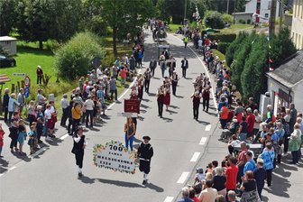 Mit Gemeindeschwester und ABV: So schön war der Festumzug in Helbigsdorf - Für den Auftakt im Festumzug in Helbigsdorf sorgte die Blaskapelle Colmnitz.