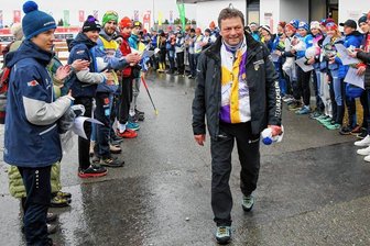 Mit gemischten Gefühlen in Rente: So endgültig ist der Abschied von Uwe Dotzauer - Uwe Dotzauer war sichtlicht überrascht, als vor wenigen Tagen bei der Deutschen Jugendmeisterschaft in Oberwiesenthal die Teilnehmer für ihn Spalier standen.