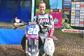 Mit Geschick und Geschwindigkeit: Junge Weißenbornerin beeindruckt auch im Motocross - Glücklich: Tanja Schlosser nach dem DM-Finale in Thurm.