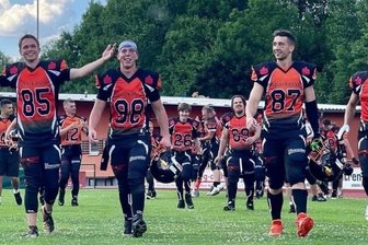 Mit Geschlossenheit zum Erfolg - Die American Footballer der Vogtland Rebels haben gut lachen. In Saalfeld holten sie den zweiten Saisonsieg.