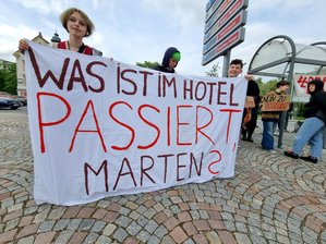 Mit Gewaltvorwürfen und Weltpremiere in die Festival-Saison: Hat Marteria in Chemnitz die Kurve gekriegt? - "Gemeinsam sind wir stärker": Protest vor dem Marteria-Konzert in Chemnitz: Werden solche Bilder zur dauerhaften Begleiterscheinung bei den Marteria-Auftritten des Sommers?