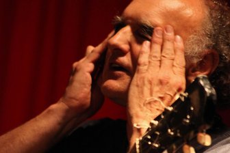 Mit Gitarre und Schraubenzieher: Jazz-Ikone Joe Sachse wird 75! - Sächsische Institution: Experimentalgitarrist Joe Sachse.