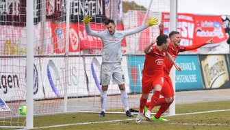 Mit Glück und Bauerntrick - der FSV Zwickau bleibt dran - Eric Oelschlägel nach seinem Fauxpas. Zwickaus Aykut Öztürk, der die entscheidende Ecke herausgeholt hatte, und Patrick Wolf drehen jubelnd ab.