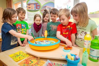 Mit Glücksrad und Bühnenprogramm: Kinderwelt Erzgebirge feiert 25. Geburtstag - Vorschulkinder der Fuchs-Gruppe der Kita „Haus des Kindes“ in Zöblitz bereiten sich auf die Feierlichkeiten zum 25-jährigen Bestehen des Vereins Kinderwelt Erzgebirge vor.