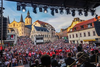 Mit Glühwein, Jagertee und Decken: So rüstet sich Meerane für die Party auf dem Teichplatz - Besuchermassen waren vor einem Jahr zur Festwoche „850 Jahre Meerane“ auf dem Teichplatz. Gibt es zum Kulturwochenende unter dem Motto „Tastenspiel“ nun einen ähnlichen Andrang?