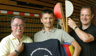 Männer in Sporthalle