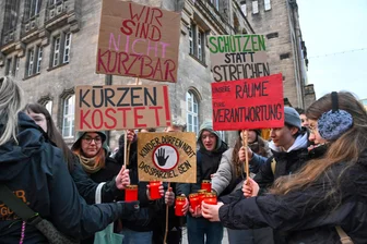 Mit Grablichtern vors Chemnitzer Rathaus: 200 Menschen protestieren gegen Streichungen in der Kinder- und Jugendhilfe - Mit Plakaten und Grablichtern protestierten rund 200 Menschen vor dem Rathaus.