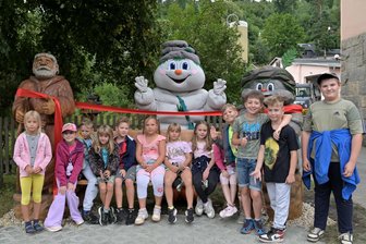 Mit „Greifi“ auf neuem Kinderwanderweg im Erzgebirge unterwegs - Der Kinderwanderweg ist zusammen mit Gornsdorfer Hortkindern eingeweiht worden.