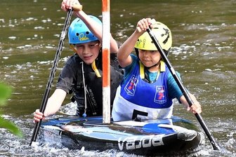 Mit großen Schlägen zur Meisterschaft - Die beiden Turbine-Kanuten Oscar Schmidt (vorn) und Timo Gester sind im Canadier zu Gold gefahren. Dabei war es erst der dritte Wettkampf, bei dem die beiden gemeinsam im Boot saßen.