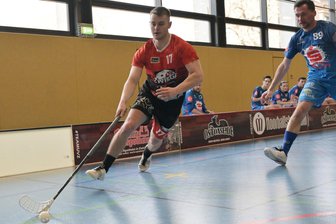 Mit großer Konstanz: Floorballer des UV Zwigge machen historischen Erfolg perfekt - Luca Böhlmann (links) vom UV Zwigge liegt mit 37 Scorerpunkten auf Platz 1 der Verbandsliga-Rangliste.