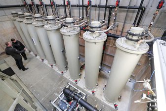 Mit Grubenwasser aus alten Stollen heizen? Geothermie-Projekt im Erzgebirge nimmt wichtigen Schritt - Diese geothermische Anlage wird zur Nutzung von Flutungswässern aus den Abbauhohlräumen des Zwickauer Steinkohlenreviers eingesetzt. Auch in Bad Schlema laufen Bemühungen alte Grubenwasser zum Heizen zu nutzen.