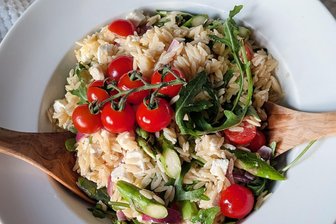 Mit grünem Spargel wird Reisnudelsalat richtig knackig - Der grüne Spargel verpasst dem Reisnudelsalat einen knackigen Kick. 