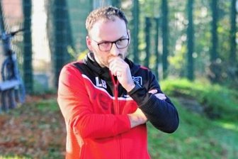 Mit Grummeln zum Spitzenreiter - Auswärts läuft es nicht: Die Rochlitzer Fußballer um Trainer Lars Berger gastieren in Altmittweida. 