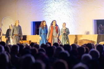 Mit Gruß von Bestsellerautorin Sabine Ebert: „Die Spur der Hebamme“ gastiert in Freiberg -