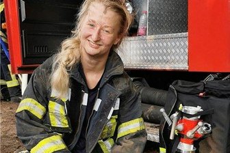 Mit Hacke und Schaufel gegen Glutnester in der Sächsischen Schweiz: Glauchauer Feuerwehrfrau über ihren Einsatz - Erschöpft, aber glücklich, sitzt Jacqueline Lambert nach einem anstrengenden Löscheinsatz am Feuerwehrauto. 