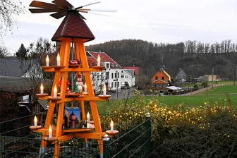 Mit Hängebrücke und Wasserkraft: Im Ortsteil von Mittweida dreht sich eine ganz besondere Pyramide - Die neue Ortspyramide in Kockisch steht am alten Gerätehaus der Feuerwehr.