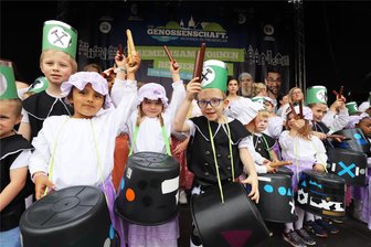 Mit „Hakuna Matata“ hinein ins Bergstadtfest Freiberg: Bergstadtzwerge trommeln sich in Stimmung - Mit „Hakuna Matata“ trommelten die Bergstadtzwerge das Bergstadtfest in Freiberg herbei.