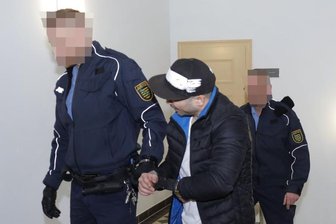 Mit Hammer bewaffneter Mann soll Sexshop und Wohnhaus überfallen haben - Wegen schwerem Raub und gefährlicher Körperverletzung steht der 31-Jährige seit Donnerstag vor Gericht.