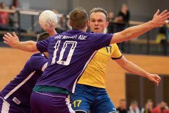 Mit Hand und Fuß auf Torejagd - Nicht zu stoppen: Für den HV Oederan hat Eduard Sabot, hier im Spiel gegen die BSG Wismut Aue, in dieser Saison schon 70 Tore in der Handball-Bezirksliga erzielt. Aber auch bei den Fußballern des Hohenfichtener SV zeigt sich der 28-Jährige treffsicher.