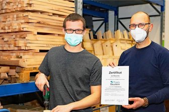 Mit Handicap auf den Arbeitsmarkt - Jan Wutschke (links) freut sich über sein Zertifikat im Praxisbaustein Holz, das ihm sein Ausbilder Christian Röhnert (rechts) übergab. 