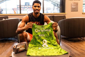 Mit Herrn Weihnachten in die heiße Adventszeit: Niners Chemnitz erneut vor richtungsweisenden Spielen - „Diese Kombination hat was“, sagt Will Christmas über das spezielle Weihnachtstrikot der Niners Chemnitz mit seinem Namen darauf. Immerhin steht hier das englische Wort für Weihnachten auf dem „Fell“ des Weihnachtshassers Grinch. Auf dem Tisch ist übrigens auch der Adventskalender der Niners zu sehen, der dem Mannschaftsbus nachempfunden ist. Die limitierte Auflage war nach wenigen Tagen vergriffen.