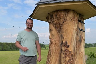 Mit Herz, Hand und „Aufklärungsecke“: Beutha will Sachsens Vorzeige-Dorf werden - In Beutha ist eine besondere Beute entstanden, die Patrick Schmidt maßgeblich gefertigt und gestaltet hat.