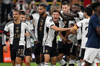 Mit Herz, Leidenschaft und Tante Käthe: Die Deutschen Fußballer gewinnen mit Rudi Völler - Ein großer Schritt nach vorn: Thomas Müller (Mitte) bejubelt mit seinen Teamkollegen das frühe 1:0 über Vizeweltmeister Frankreich.